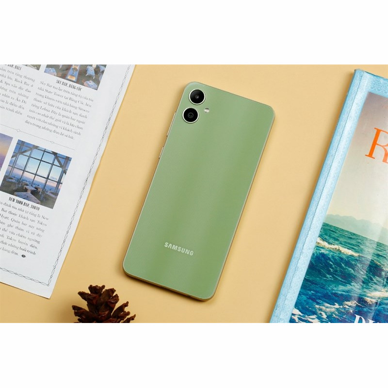  گوشی موبایل سامسونگ مدل Galaxy A05 دو سیم کارت ظرفیت 128 گیگابایت و رم 6 گیگابایت به همراه شارژر سامسونگ