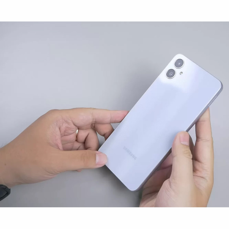  گوشی موبایل سامسونگ مدل Galaxy A05 دو سیم کارت ظرفیت 128 گیگابایت و رم 6 گیگابایت به همراه شارژر سامسونگ